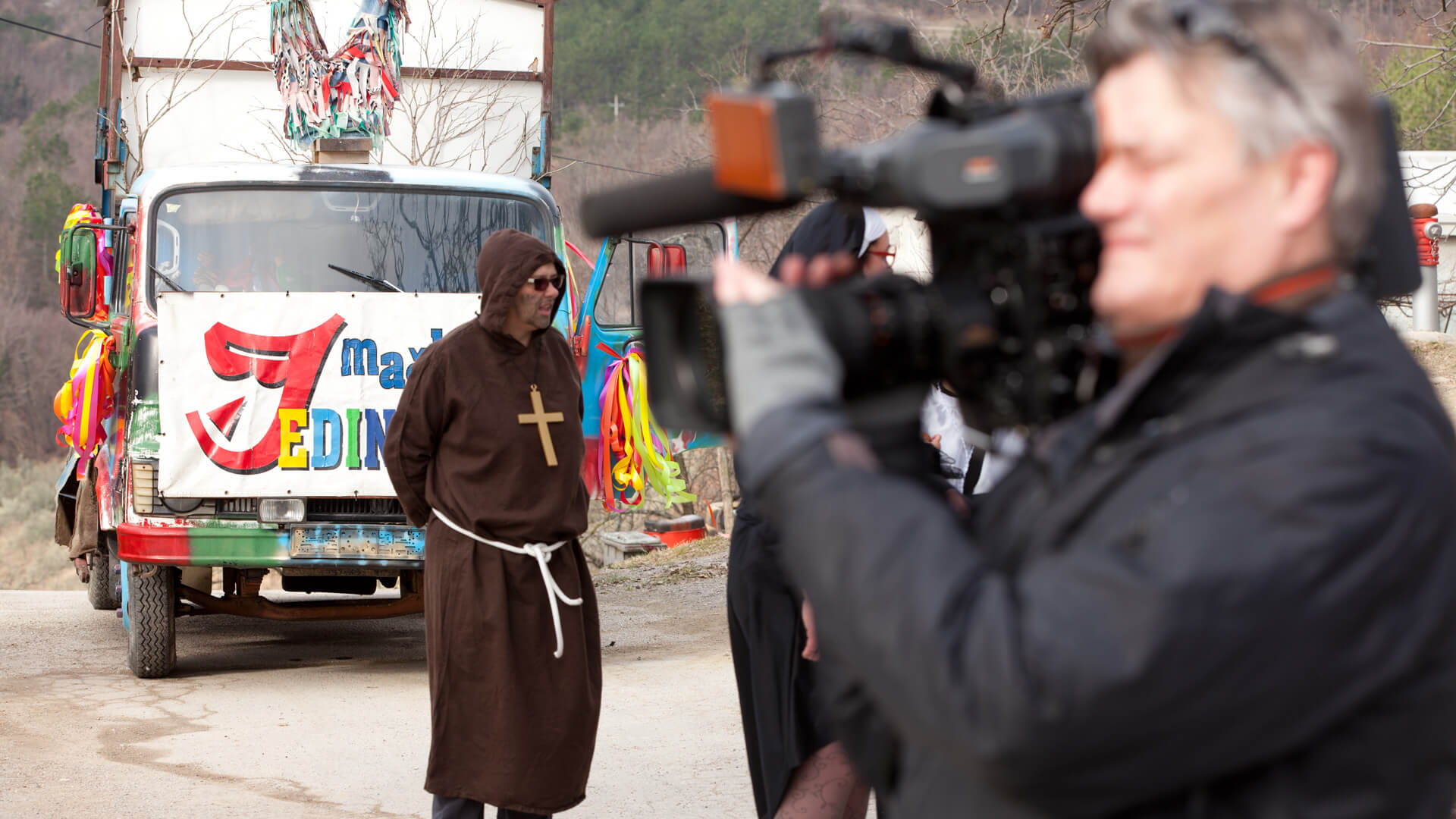 Karnevalsumzug_Lars_Kamera Lars filmt den Karnevalsumzug in Buzet